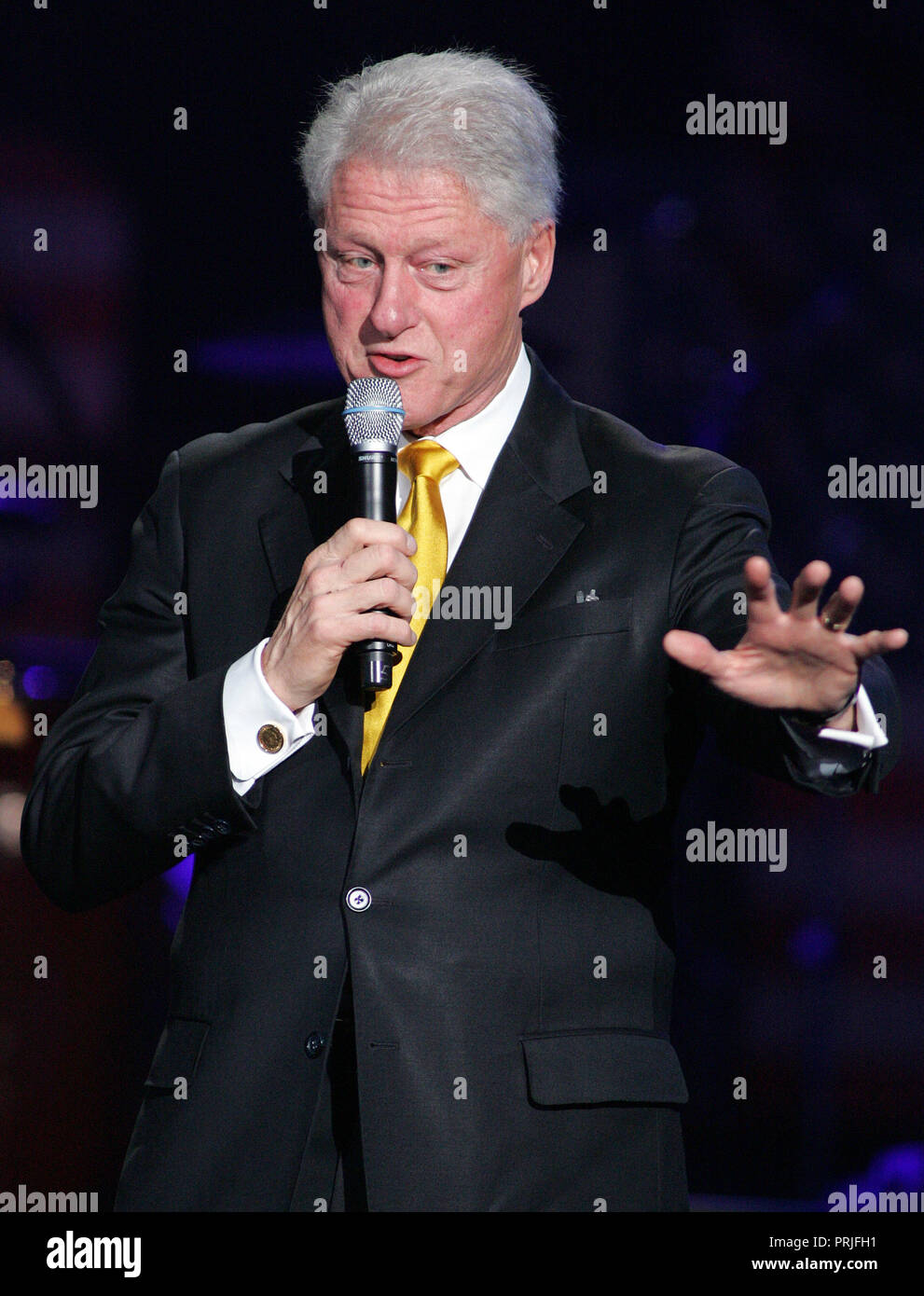 Le président Bill Clinton prend la parole à l'enregistrement nous-mêmes SOS Téléthon pour la reconstruction d'Haïti, à Miami, le 5 février 2010. Banque D'Images