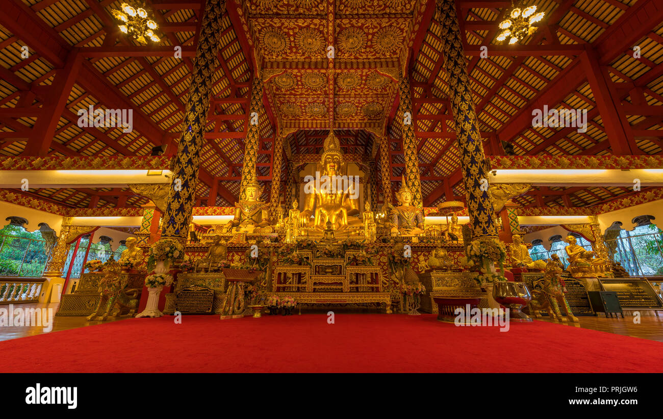 CHIANG MAI, THAÏLANDE - Mar. 26, 2018 : l'intérieur du temple de Wat Suan Dok montrant l'image de Bouddha en or. Banque D'Images