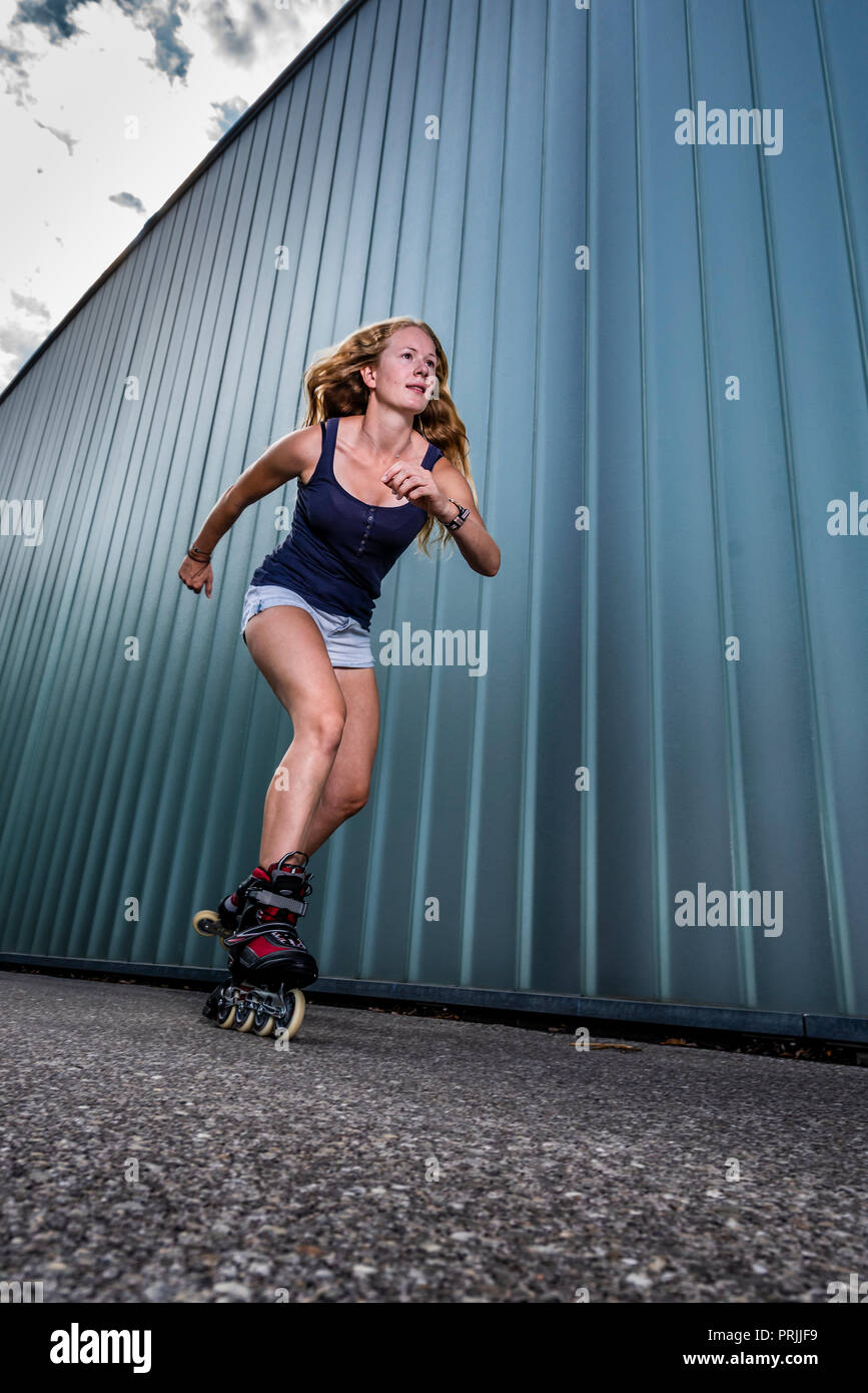 Femme, 21 ans, monte des patins, Allemagne Banque D'Images