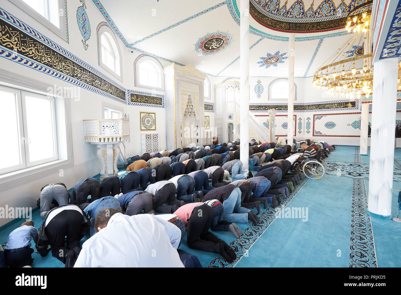 La prière du vendredi dans la mosquée DITIB Ransbach-Baumbach, Ransbach-Baumbach, Rhénanie-Palatinat, Allemagne Banque D'Images