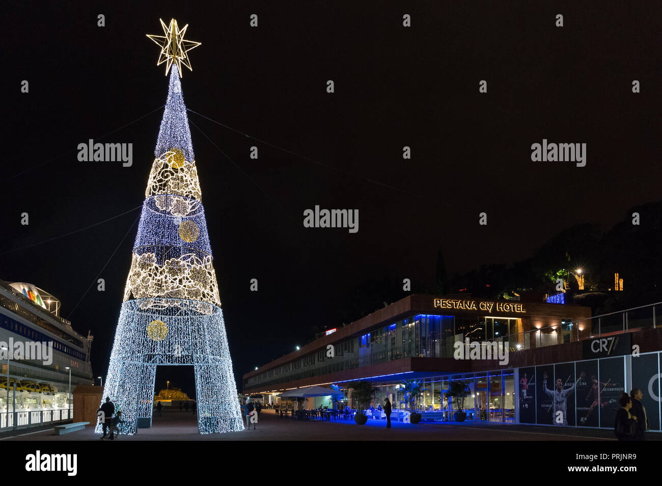 FUNCHAL, PORTUGAL - décembre 7, 2016 : l'éclairage de Noël coloré typique à travers les arbres, des rues, des statues et des bâtiments de la ville de Funchal, Madère, Banque D'Images