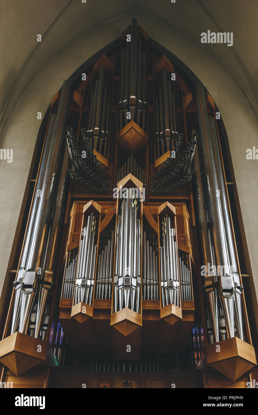 REYKJAVIK, ISLANDE - 22 juin 2018 : Vue de dessous de tuyaux d'orgue à l'église Hallgrimskirkja à Reykjavik Banque D'Images