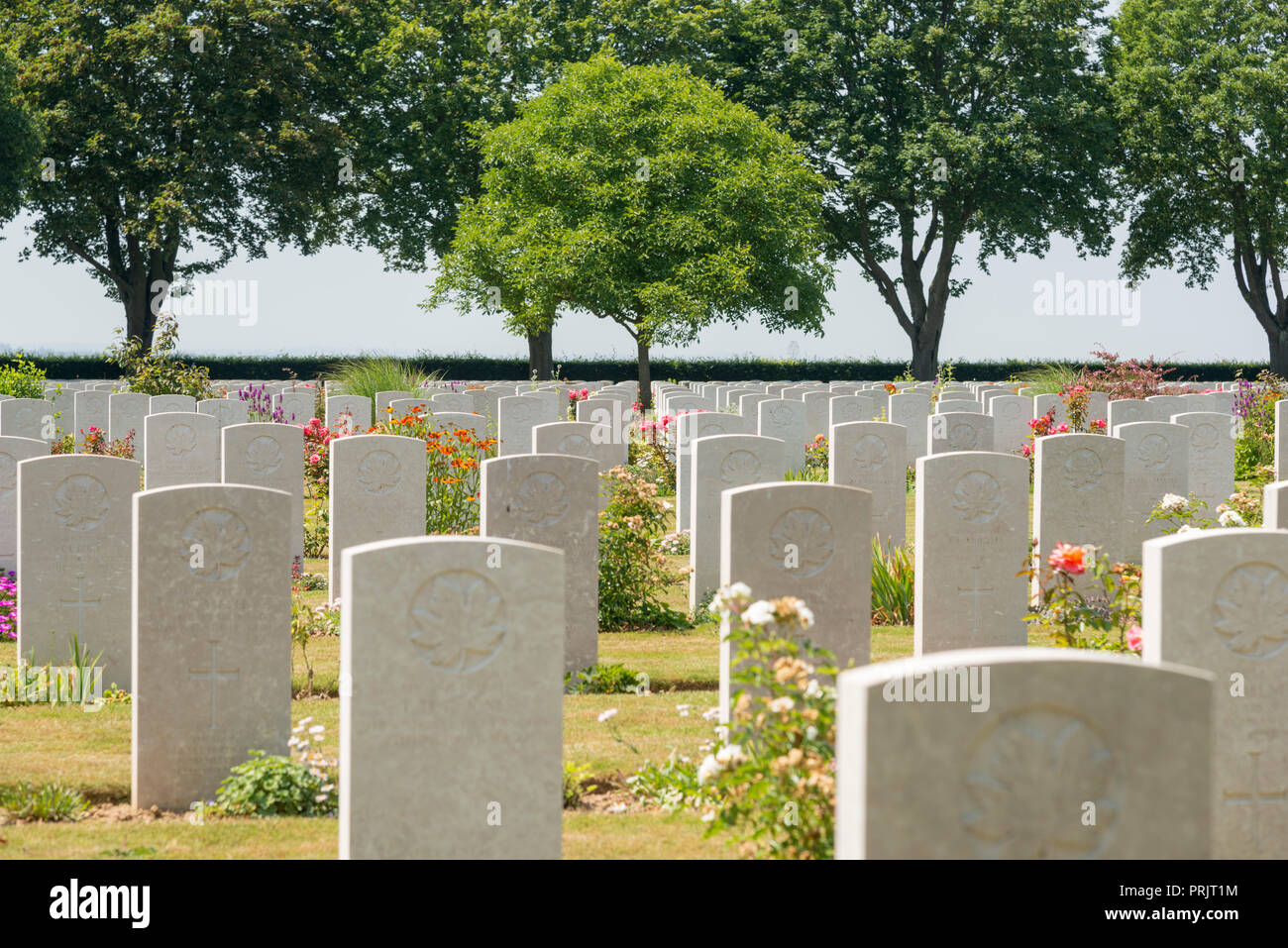 Les pierres tombales à Bretteville-surLaize le cimetière de guerre canadien en France Banque D'Images