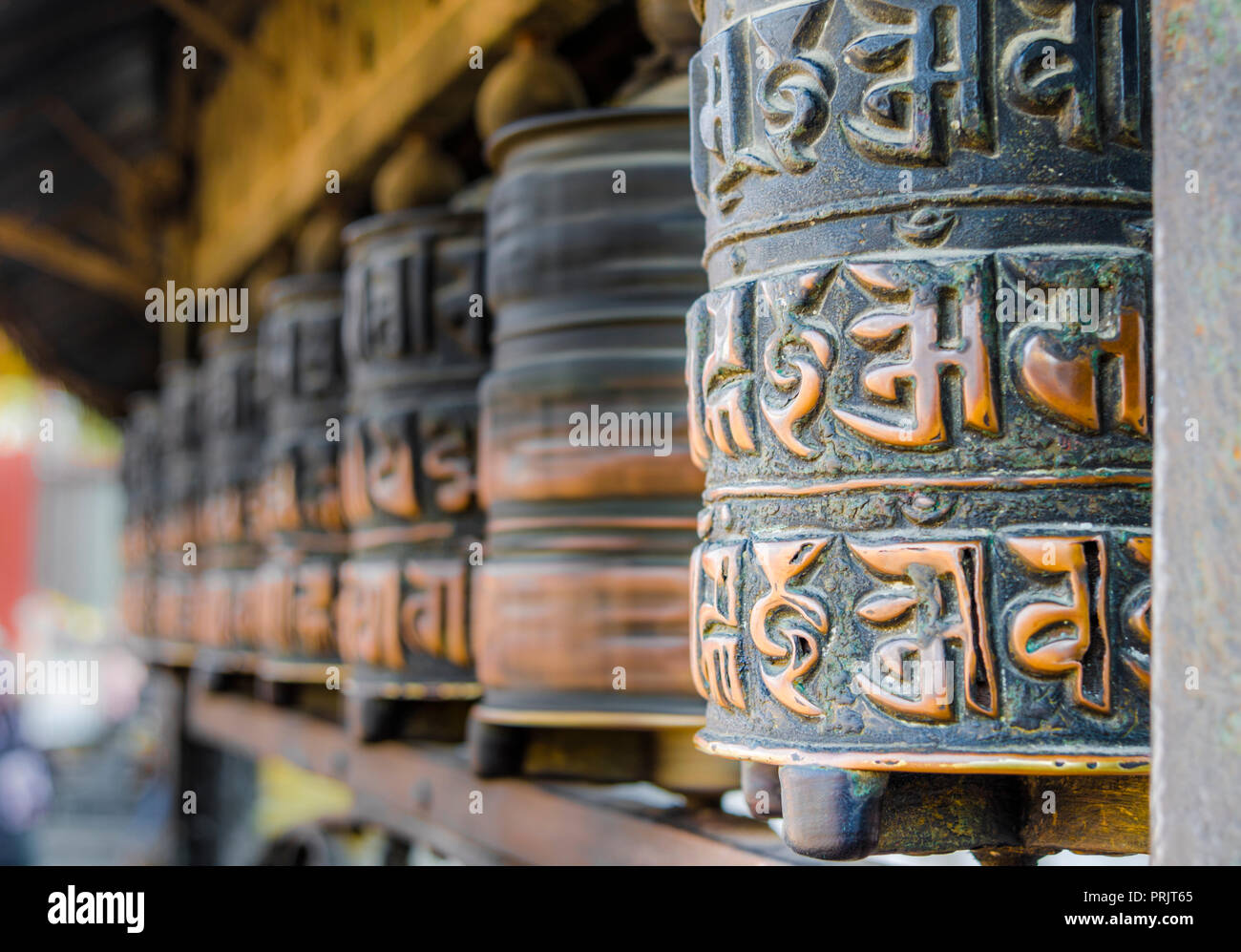 Tourner les roues de prière à Swayambhunath Stupa, Katmandou, Népal. Banque D'Images