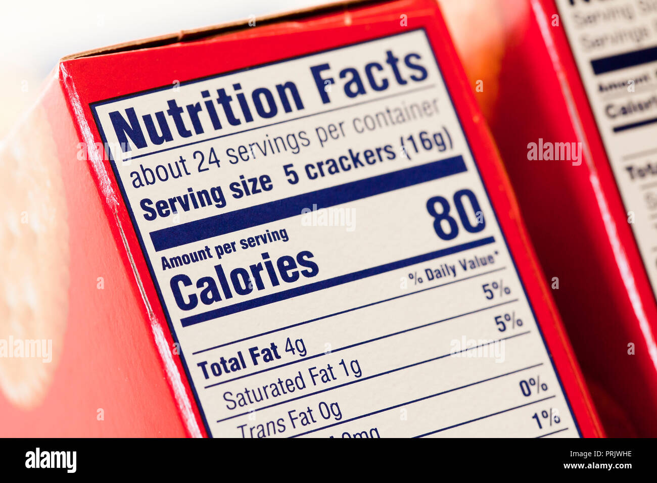 Le tableau de la valeur nutritive sur l'étiquette de boîte de craquelins - USA Banque D'Images