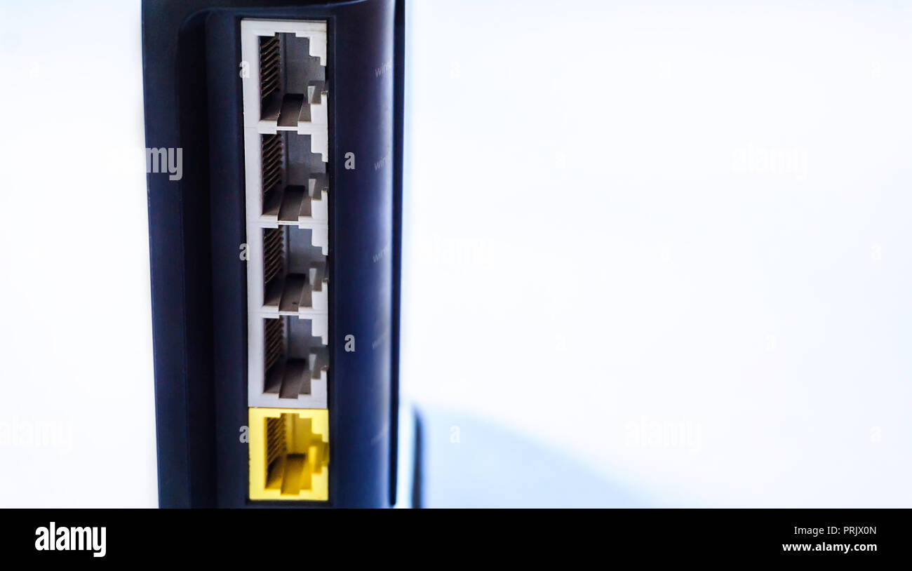 L'arrière du routeur modem isolé sur fond blanc Banque D'Images L'arrière du routeur modem isolé sur fond blanc Banque D'Images
