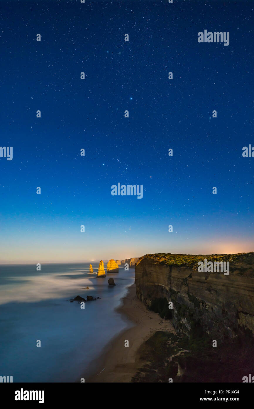 Les étoiles d'Orion et le Grand Chien (y compris Sirius) Définition La tête la première dans l'ouest sur la mer formations pile des Douze Apôtres le Gre Banque D'Images