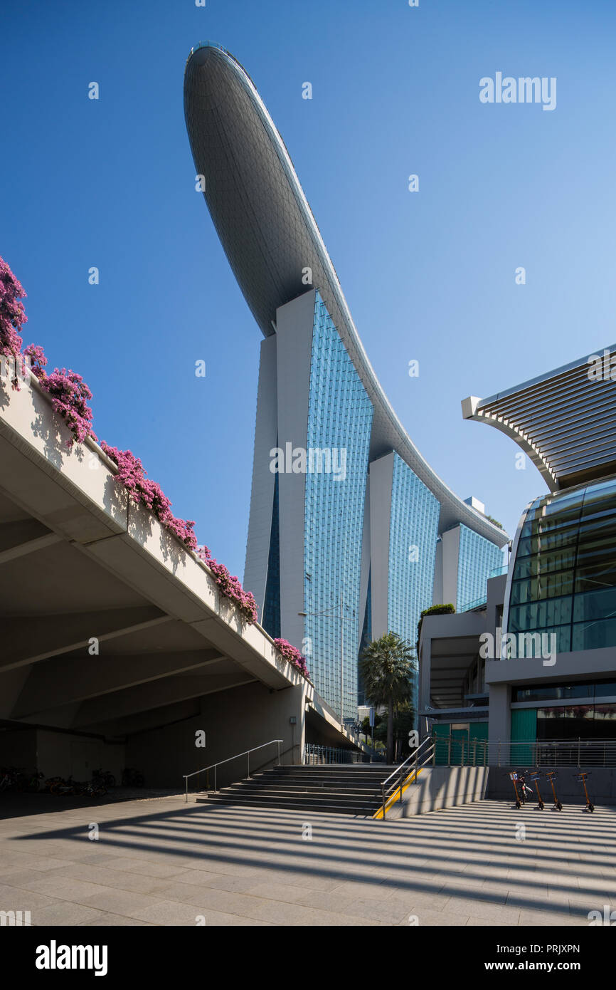 Super haut de l'hôtel Marina Bay Sands depuis le sol. Un lieu de voyage populaire pour les touristes pour visiter le monument emblématique. Singapour Banque D'Images