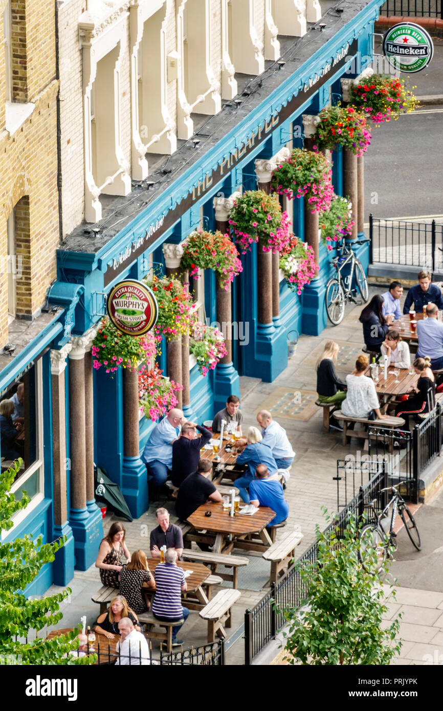 Londres Angleterre, Royaume-Uni, South Bank, Lambeth, The Pineapple, pub irlandais, restaurant restaurants repas café cafés, sièges extérieurs, tables, en plein air, trottoir o Banque D'Images