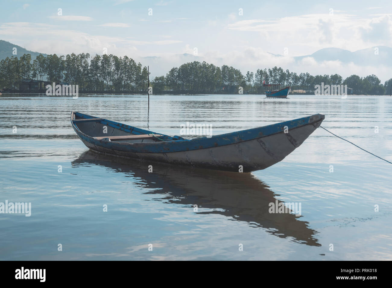 Petits bateaux de pêche sur le fjord de réflexion Banque D'Images