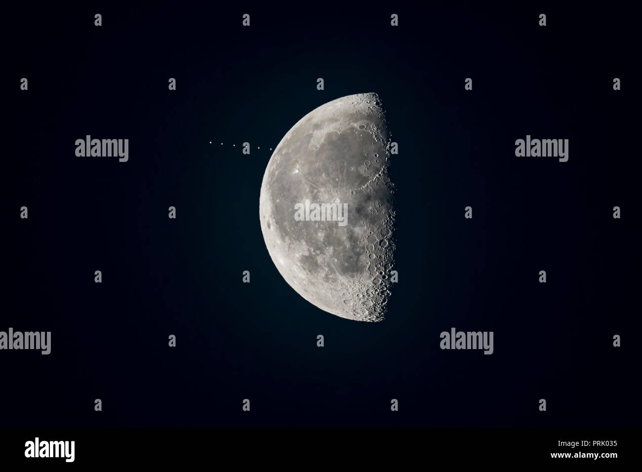 La Lune gibbeuse se rapproche de la star lors d'une occultation d'Aldebaran le matin du 12 septembre 2017. C'est un composite de l'exposition multiple Banque D'Images