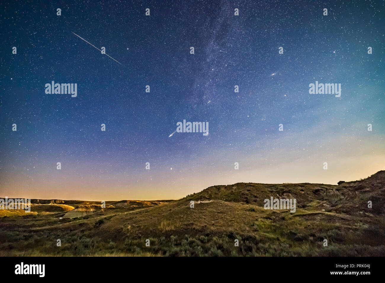 Deux météores des Perséides lumineux (les deux meilleurs à partir de 3 heures de tournage) sur le paysage au clair de lune du parc provincial Dinosaur, en Alberta, le 12/13 Août, 2 Banque D'Images