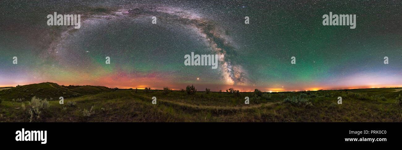 Un panorama à 360° du ciel nocturne d'août et Milky Way sur le Great Sandhills de l'ouest de la Saskatchewan, de la navigation au haut de Boot Hill ridge. Banque D'Images