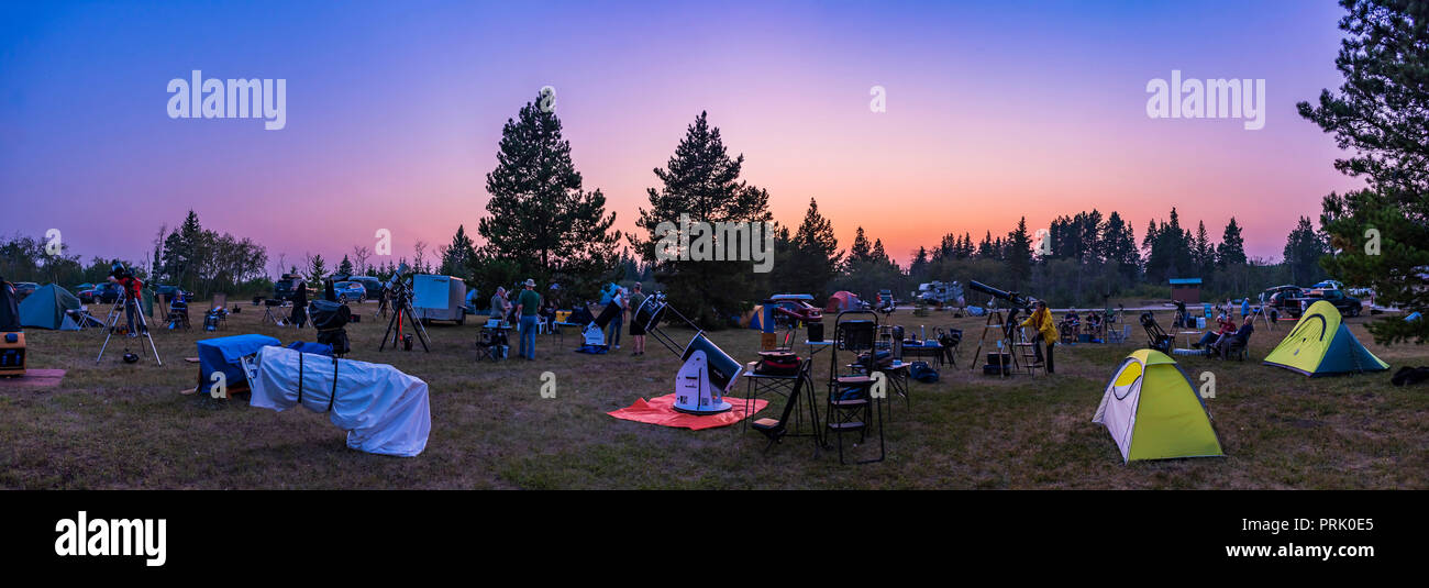 Un 5-section panorama pris le 9 août 2018 à la Saskatchewan Summer Star Party. Le ciel est rougi de la fumée provenant des feux de forêt. Poche avec le Sony Banque D'Images