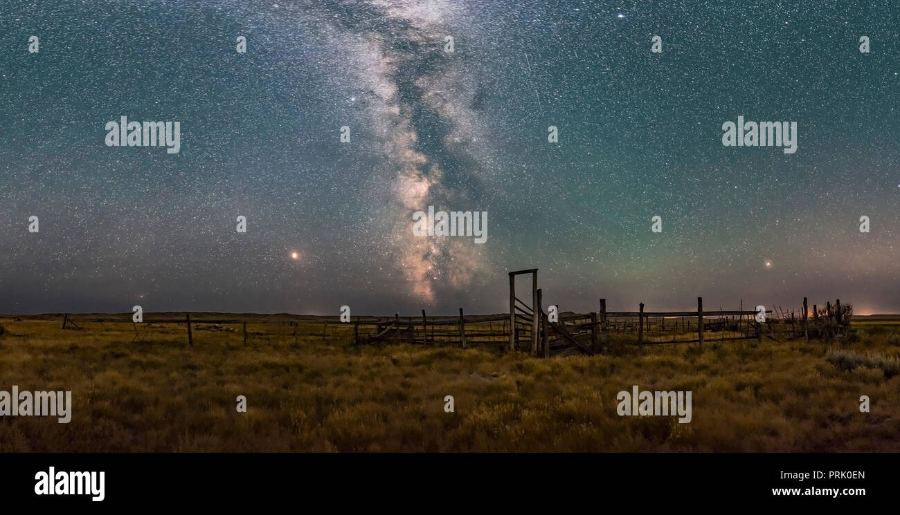 Un panorama partiel le ciel d'été et Milky Way sur l'historique dans le Corral Ranch 76 vallée Frenchman, dans le parc national des Prairies, Saskatchewa Banque D'Images