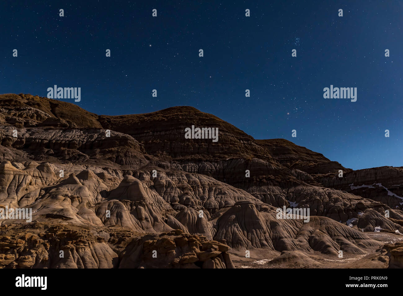 Auriga (à gauche) et le Taureau (à droite) à la hausse dans la lune, sur les cheminées de près de Drumheller, en Alberta. L'illumination est à partir de la Lune gibbeuse. Banque D'Images