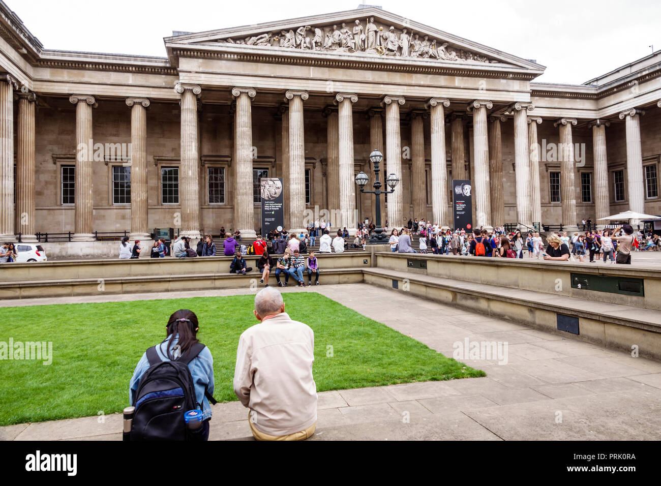 Londres Angleterre,Royaume-Uni,Bloomsbury,The British Museum,histoire de la culture humaine,extérieur,cour,façade,entrée avant,colonne ionique,fronton,arc néo-classique Banque D'Images