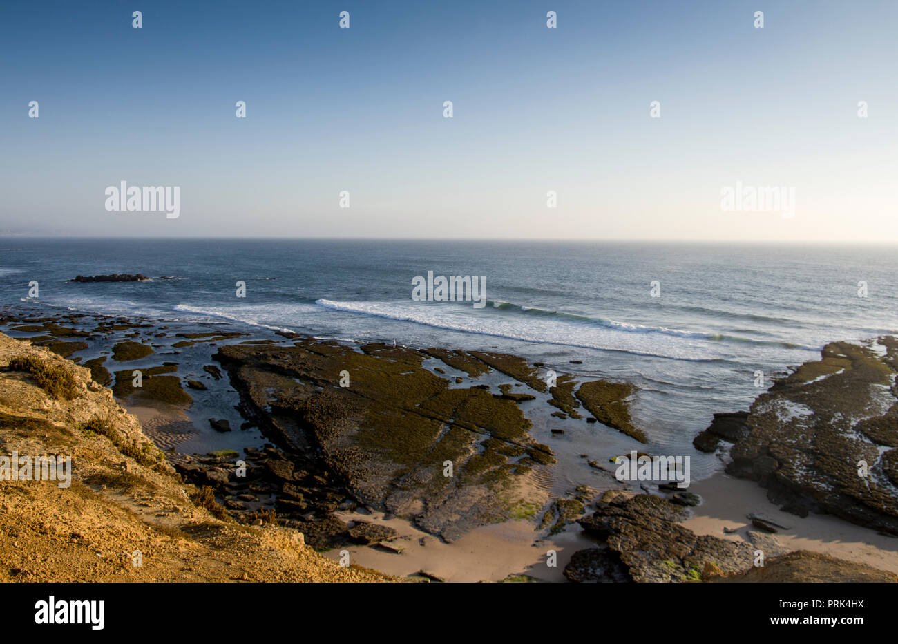 Coucher du soleil sur la plage de l'APEM, Ericeira, Portugal Banque D'Images