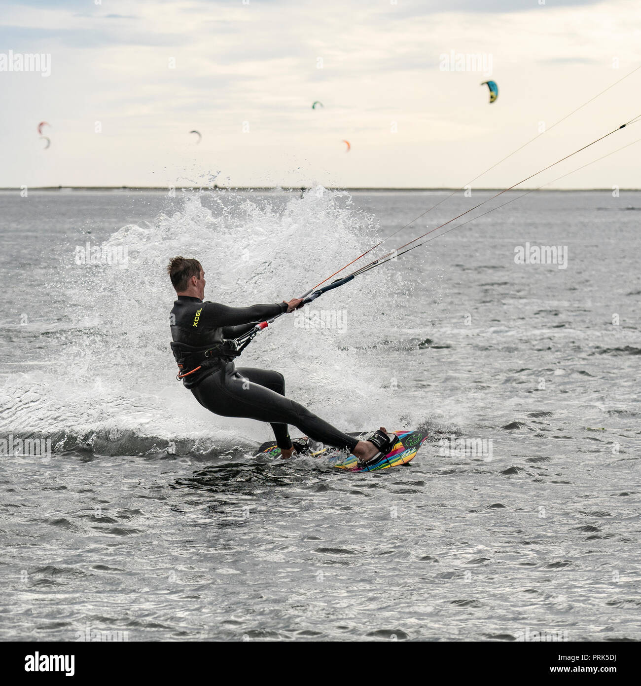 Un homme à la mer kitesurf Banque D'Images