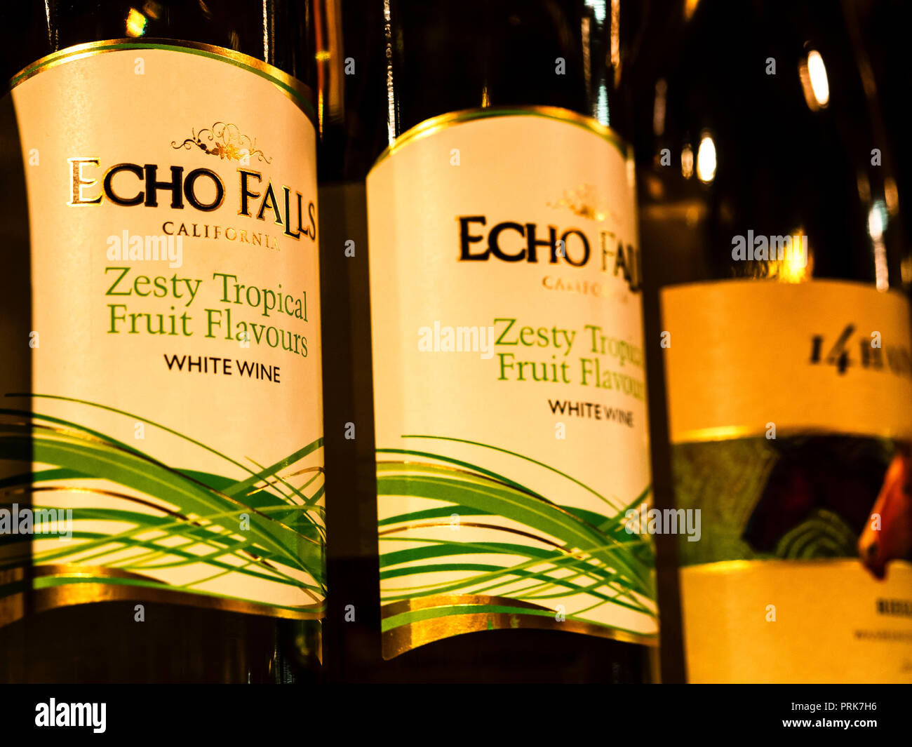 Vin californien Echo Falls en ukrainien store. Vinaigrette saveurs de fruits tropicaux. Mission Bell Winery en Californie. Banque D'Images