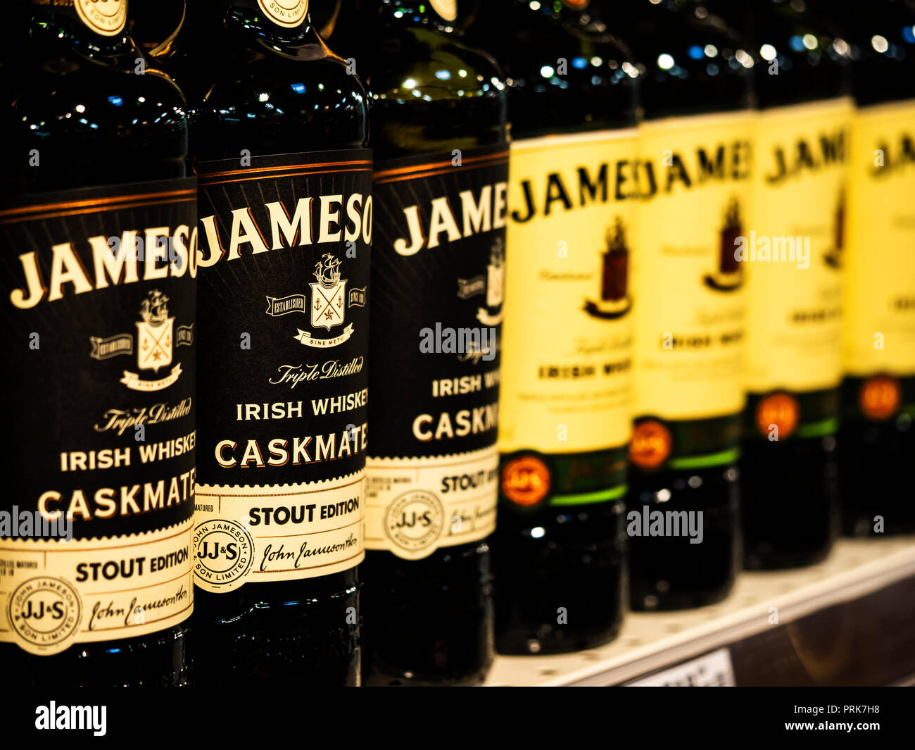 Bouteille de whisky Jameson en magasin. Jameson est une marque de whiskey irlandais traditionnel de Dublin Banque D'Images