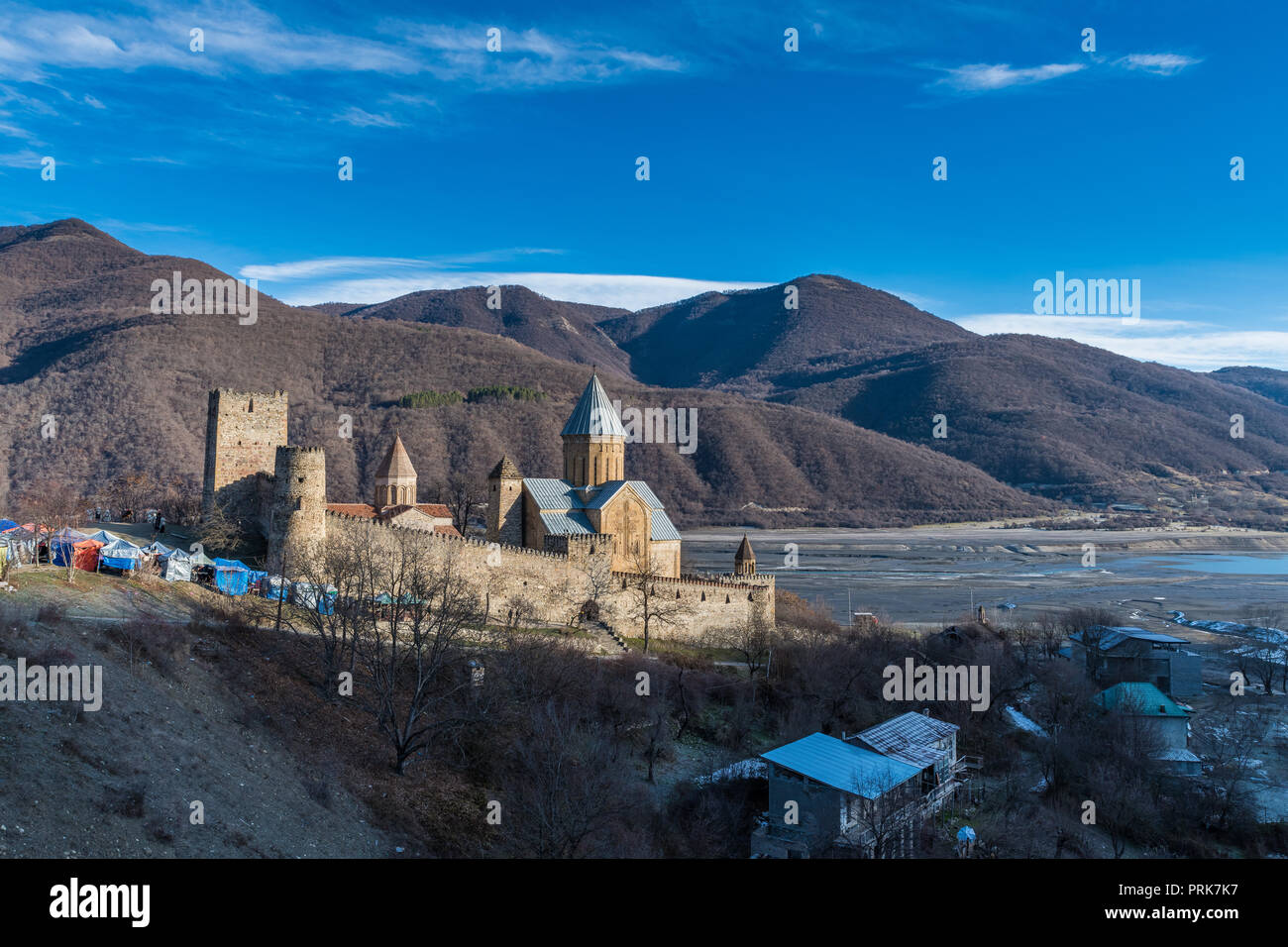 Forteresse Ananuri stand complexes sur la rive de la rivière Zhinvali en Géorgie Banque D'Images