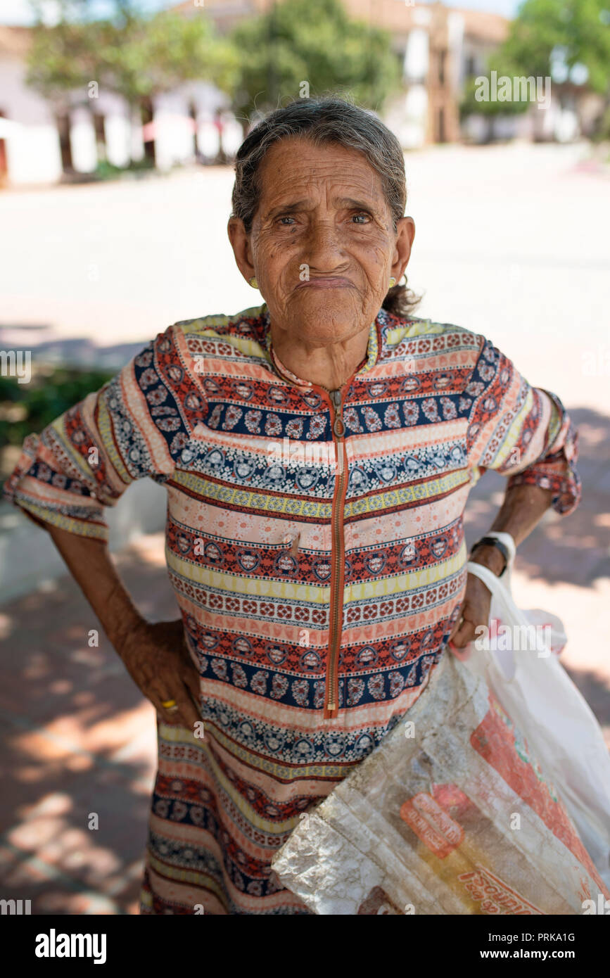 Close-up portrait de femme colombienne inconnue recyclables collecte des canettes de bière dans la rue de Santa Fe de Antioquia, en Colombie. Sep 2018 Banque D'Images