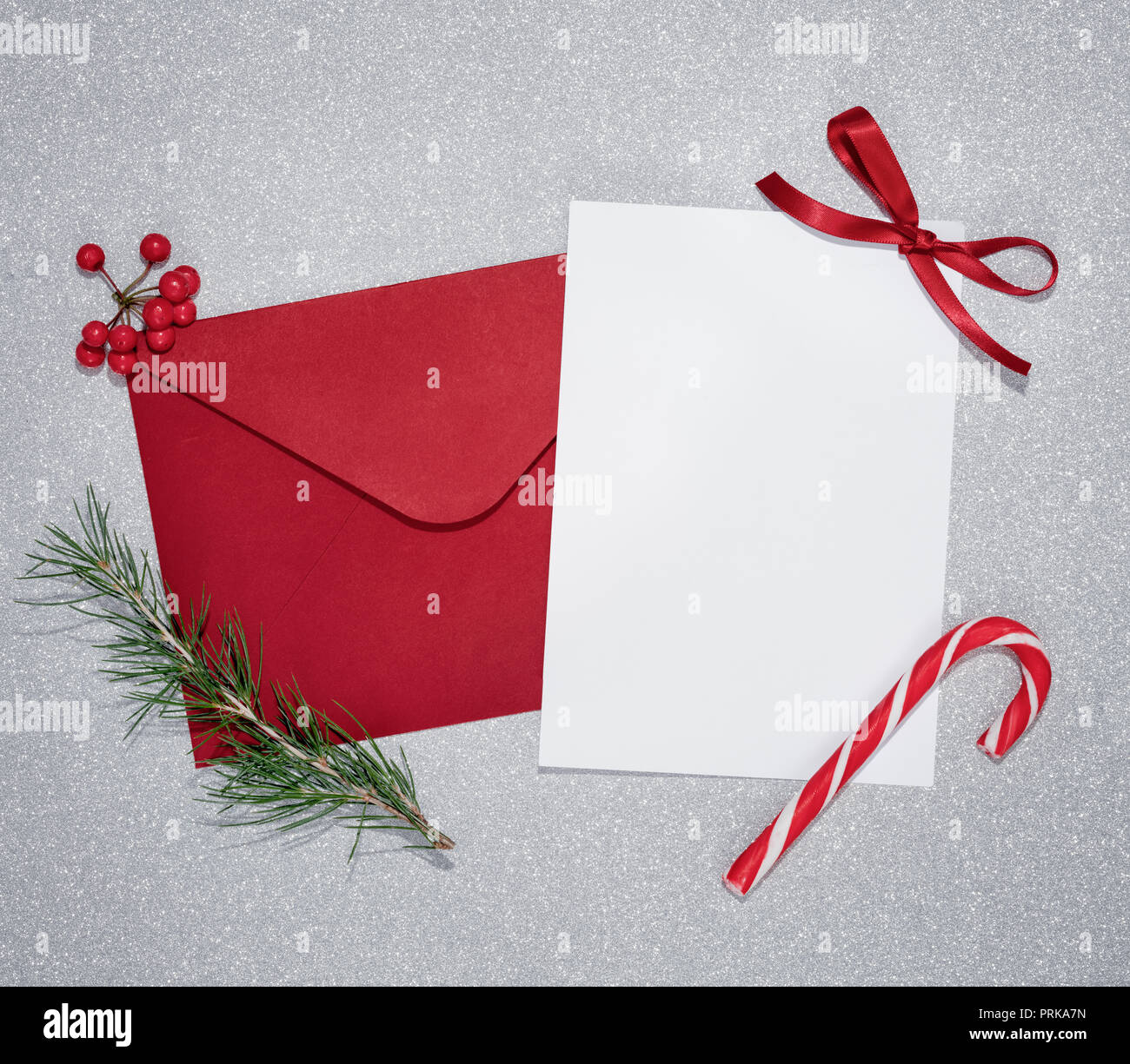 Lettre de Noël décoré avec des branches de sapin et ribbon bow Banque D'Images