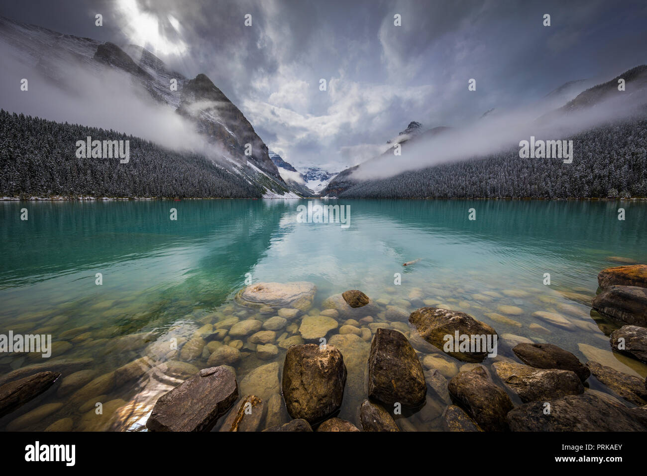 Lake Louise est un lac glaciaire dans le parc national de Banff en Alberta, Canada. Banque D'Images