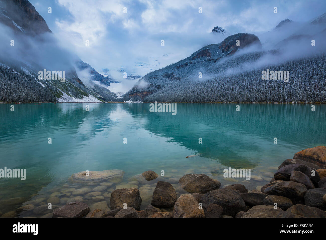 Lake Louise est un lac glaciaire dans le parc national de Banff en Alberta, Canada. Banque D'Images