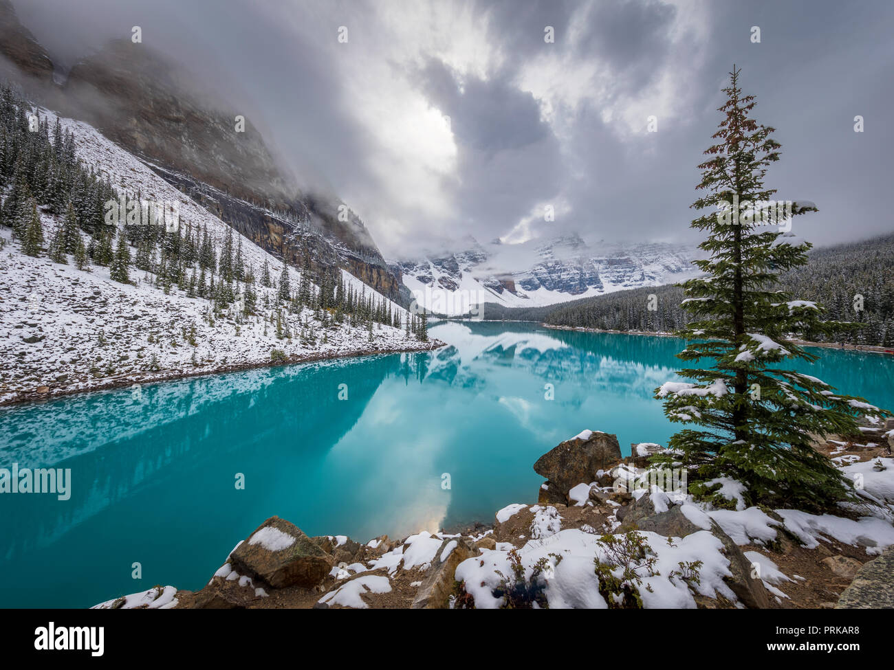 Le lac Moraine est un lac d'origine glaciaire dans le parc national de Banff, à 14 kilomètres (8,7 mi) à l'extérieur du village de Lake Louise, Alberta, Canada. Banque D'Images