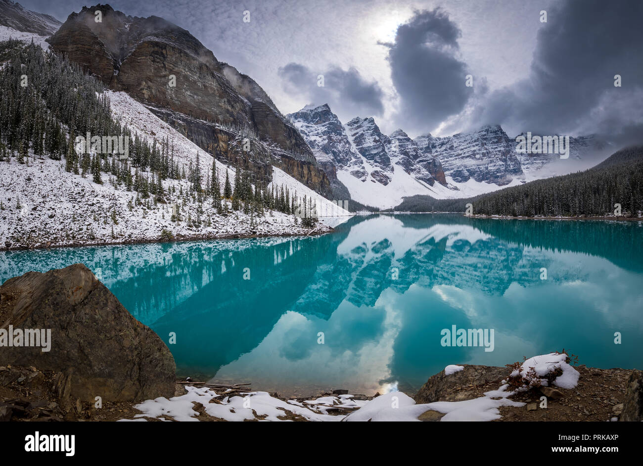 Le lac Moraine est un lac d'origine glaciaire dans le parc national de Banff, à 14 kilomètres (8,7 mi) à l'extérieur du village de Lake Louise, Alberta, Canada. Banque D'Images