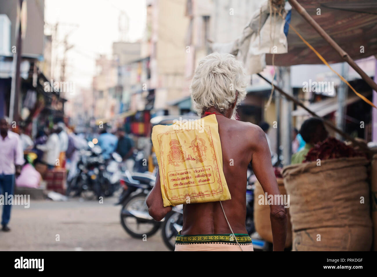 Udaipur, Rajasthan, Inde, 31 Janvier 2018 : Skinny Indian man walking on the street Banque D'Images