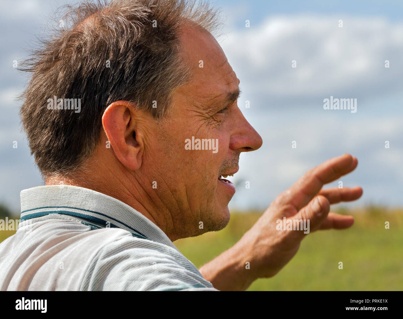 L'homme en pleine campagne sur un terrain. Banque D'Images