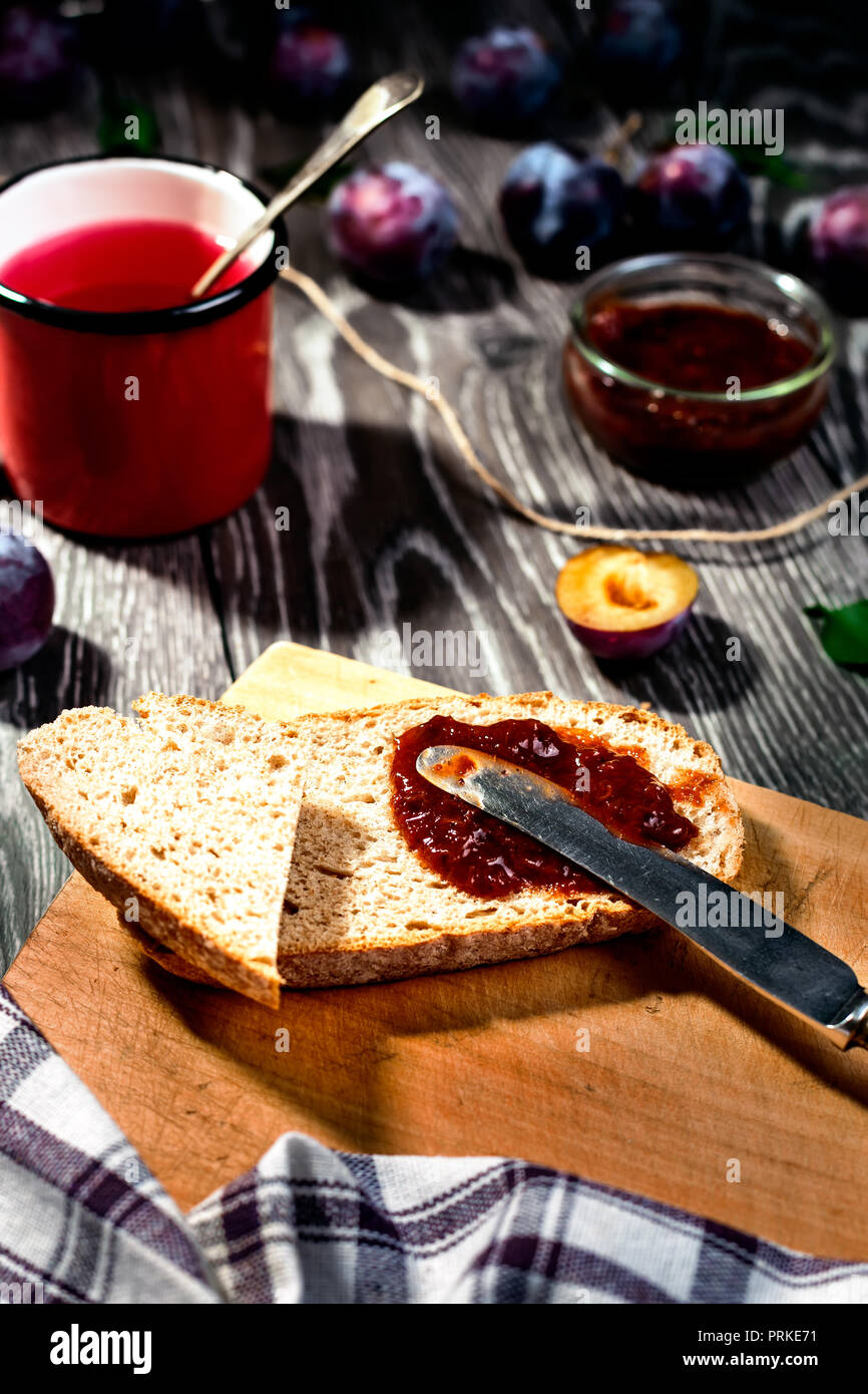 Petit déjeuner avec confiture de prunes et de fruits Plateau . Banque D'Images
