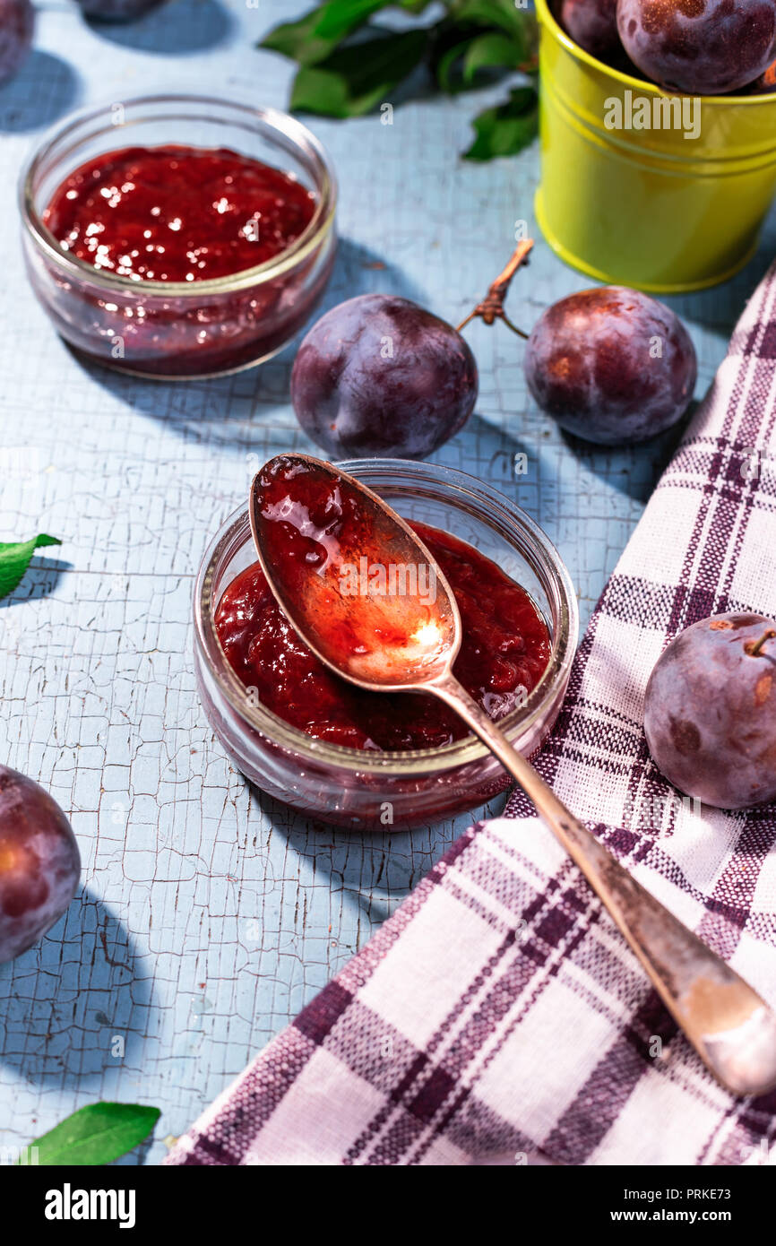 Close up de prunes confiture de prune mûre avec le contexte . Banque D'Images