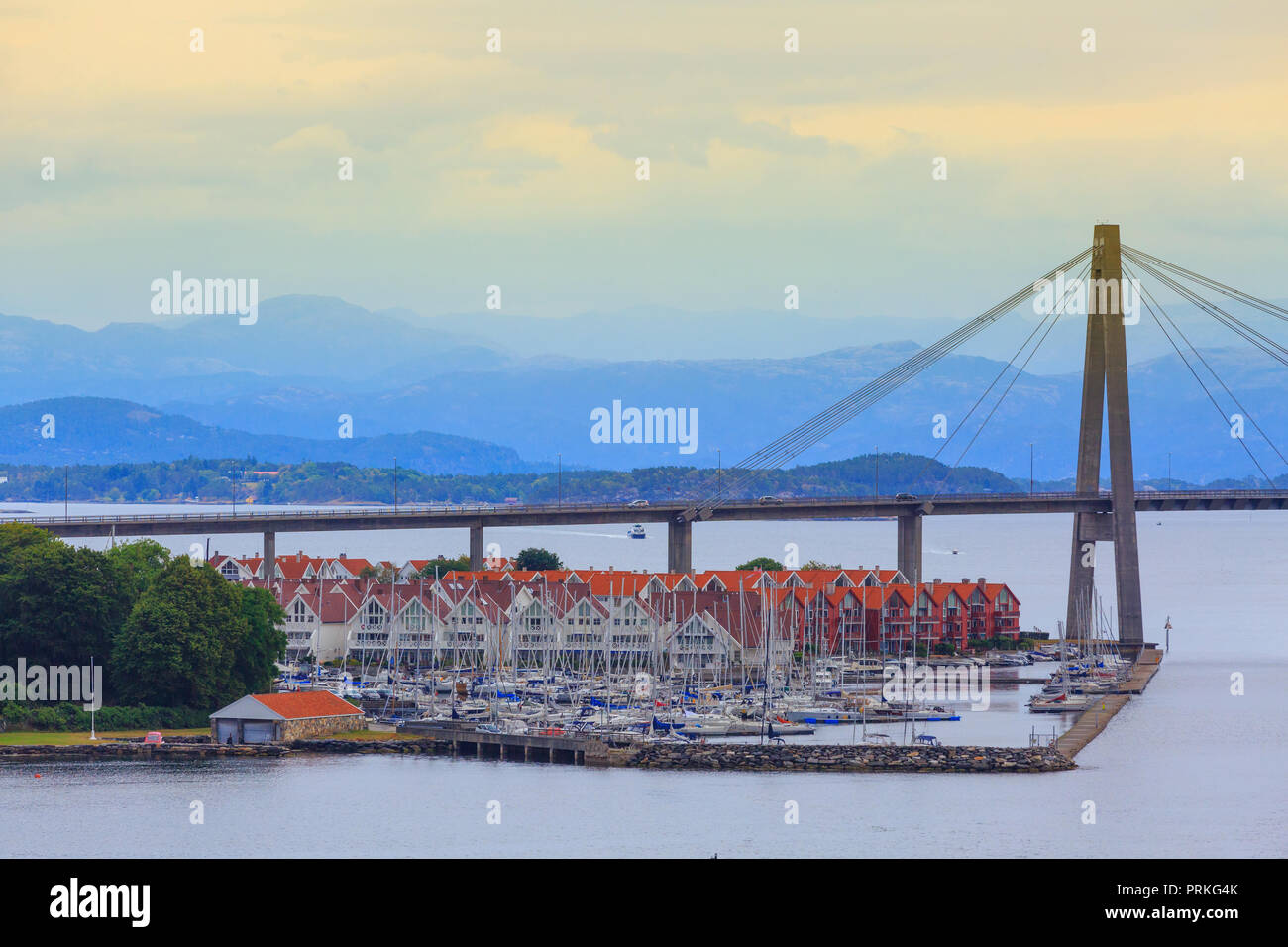 Stavanger, Norvège vue sur la ville avec pont, des yachts et des maisons traditionnelles en bois Banque D'Images