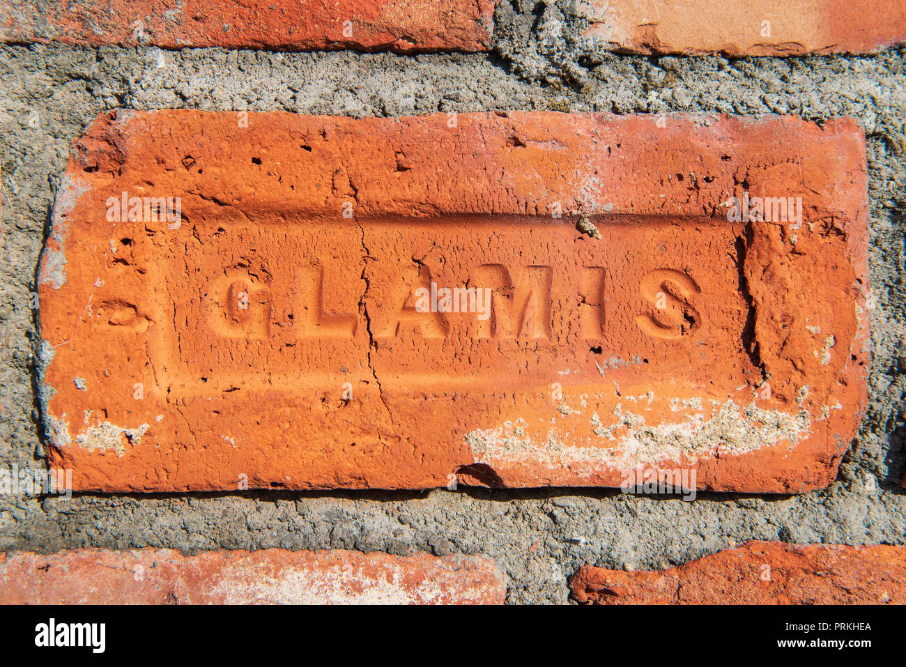 La brique d'argile rouge avec empreinte Glamis dans la face, Glamis, Angus, Scotland. Banque D'Images