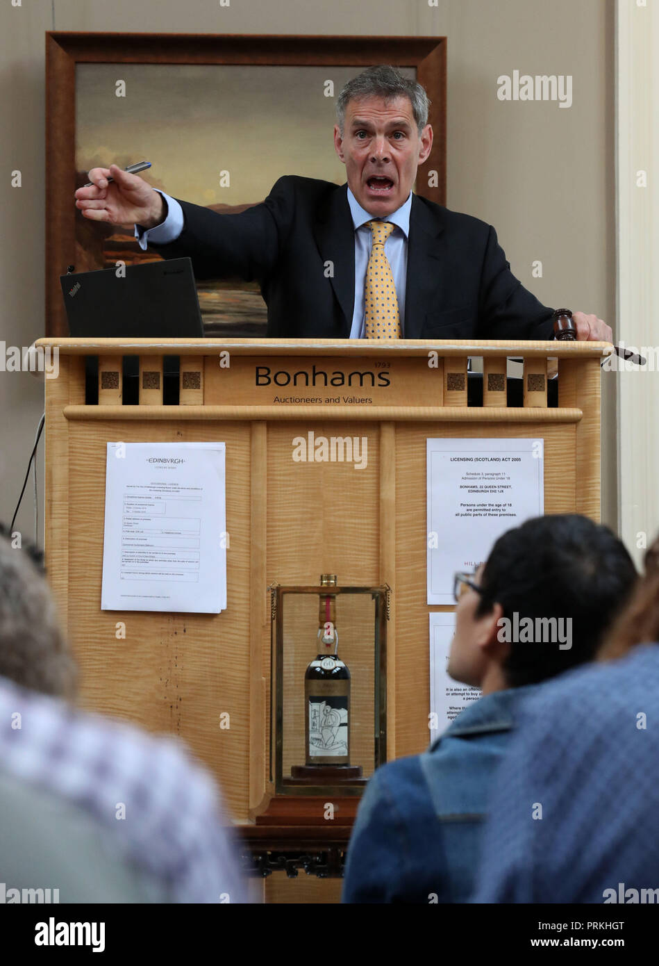 Bonhams commissaire-priseur Charles Graham-Campbell avec la bouteille des whiskies les plus rares et les plus précieuses, le Macallan Valerio Adami avant d'être vendus pour &pound;848 750 à la Vente Bonhams Whisky à leur maison de vente aux enchères d'Édimbourg. Banque D'Images