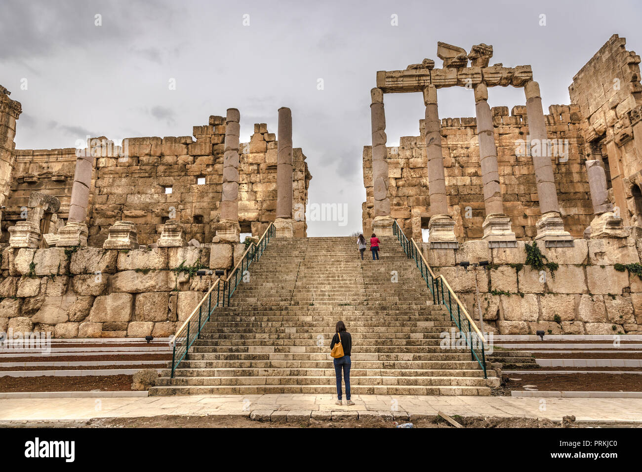 Les touristes visitant la Rome ruines de Balbek dans l'intérieur du Liban, de l'Unesco une Heritate Site. Banque D'Images