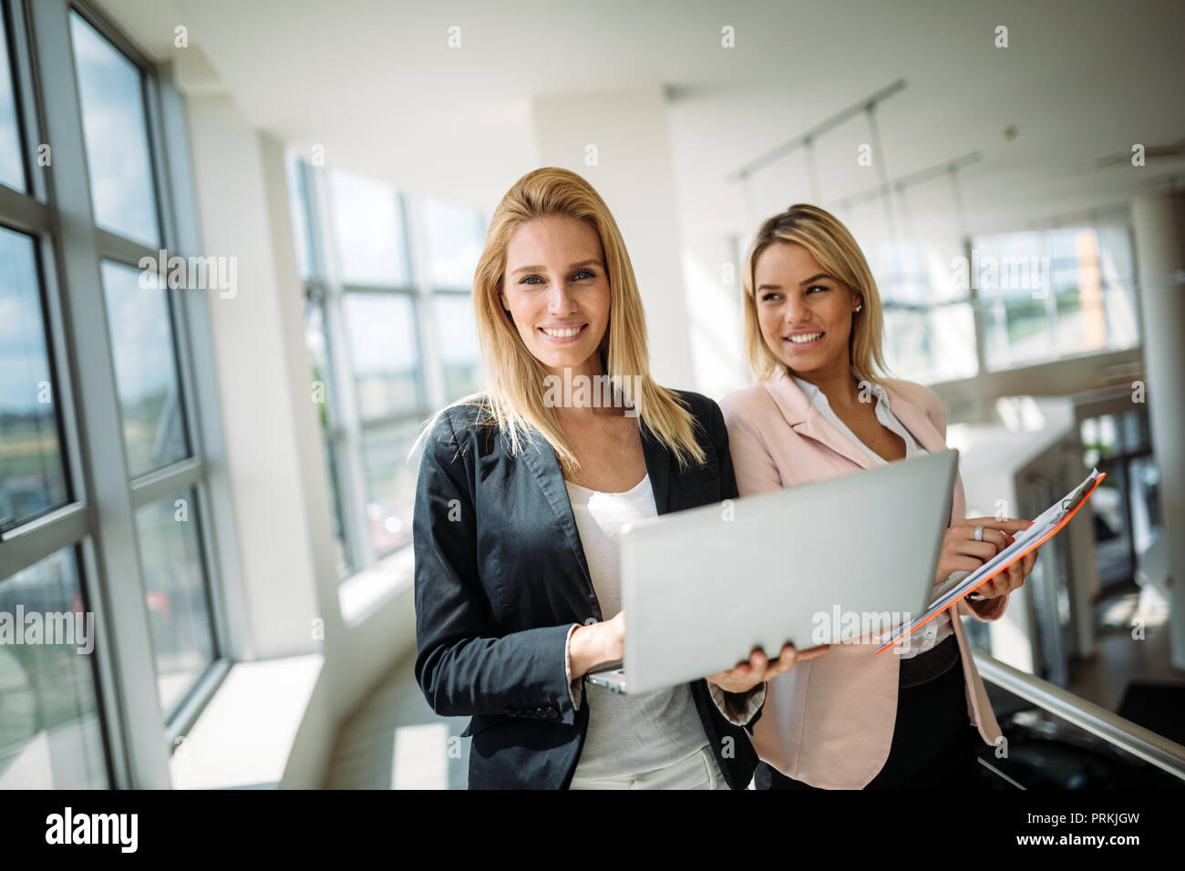 Les femmes d'affaires travaillant à l'office d'un ordinateur portable Banque D'Images