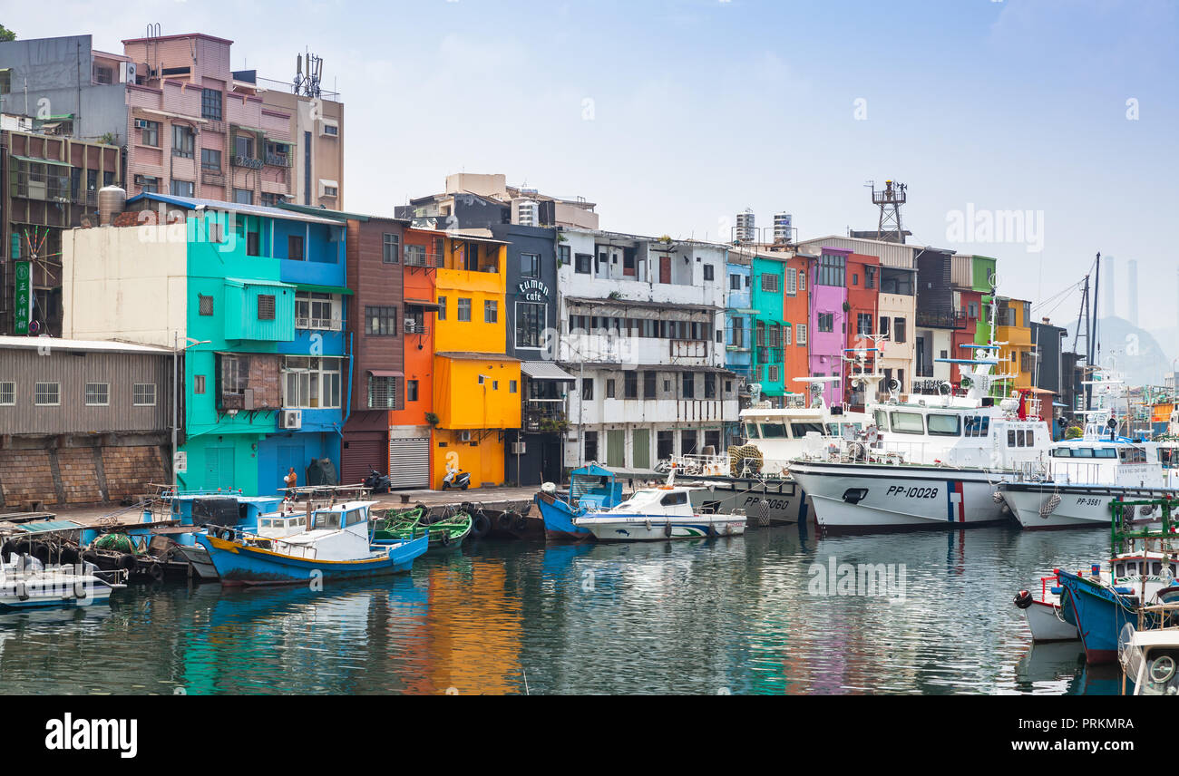 Keelung, Taïwan - septembre 5, 2018 : port de pêche, paysage, maisons colorées placées le long de la côte Banque D'Images