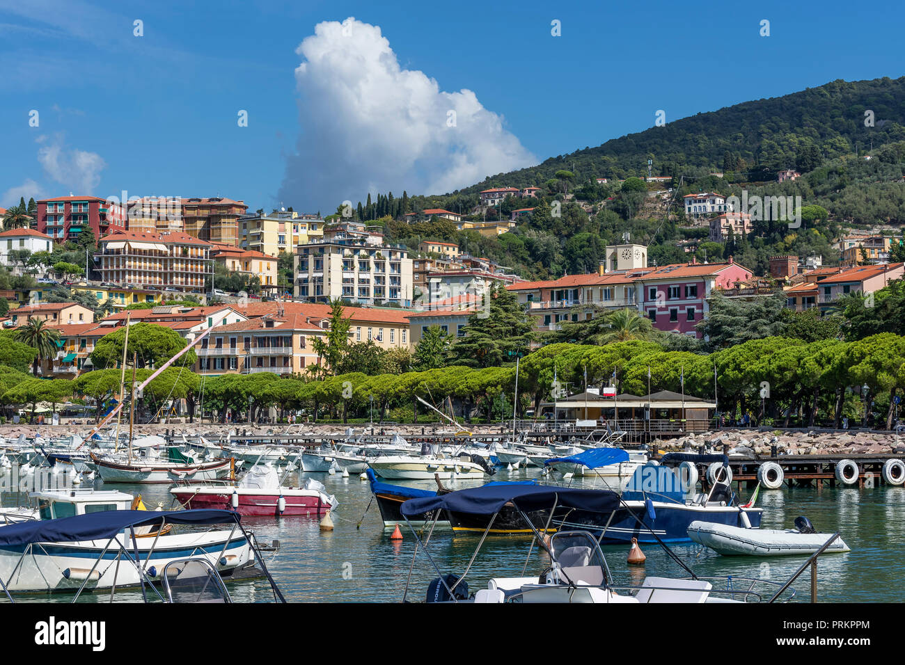 Belle vue sur le centre et le port de plaisance de Lerici, La Spezia, ligurie, italie Banque D'Images
