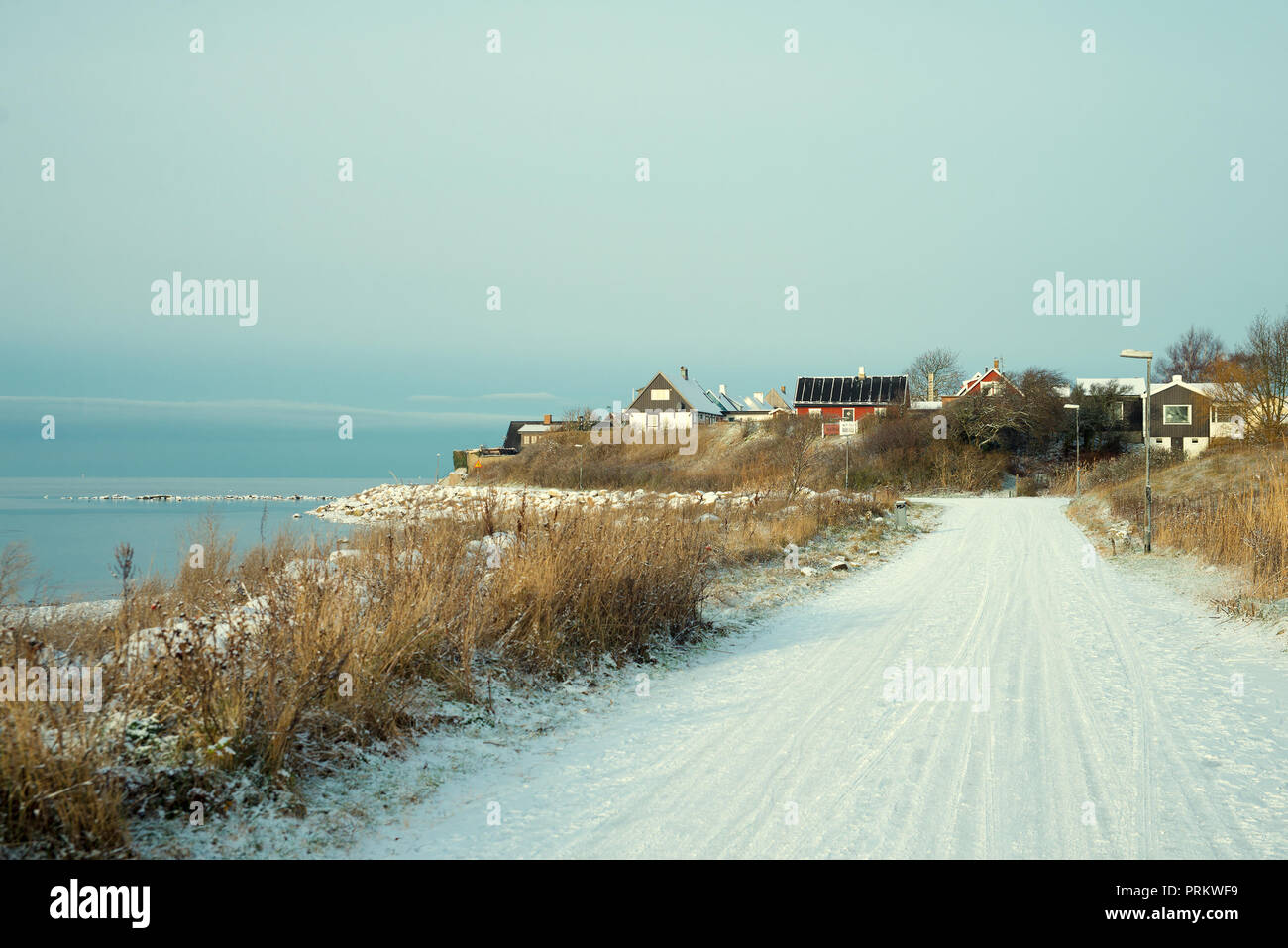 Route près de la mer en hiver en Suède Banque D'Images