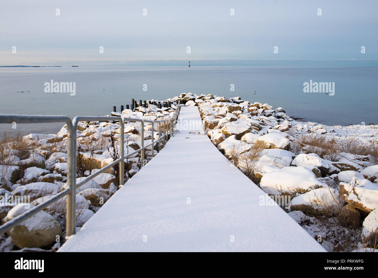 Beau paysage d'hiver avec une vue sur la mer Banque D'Images