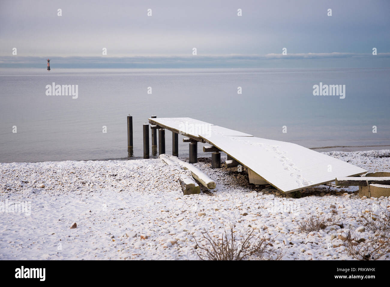 Paysage d'hiver avec une vue sur la mer Banque D'Images