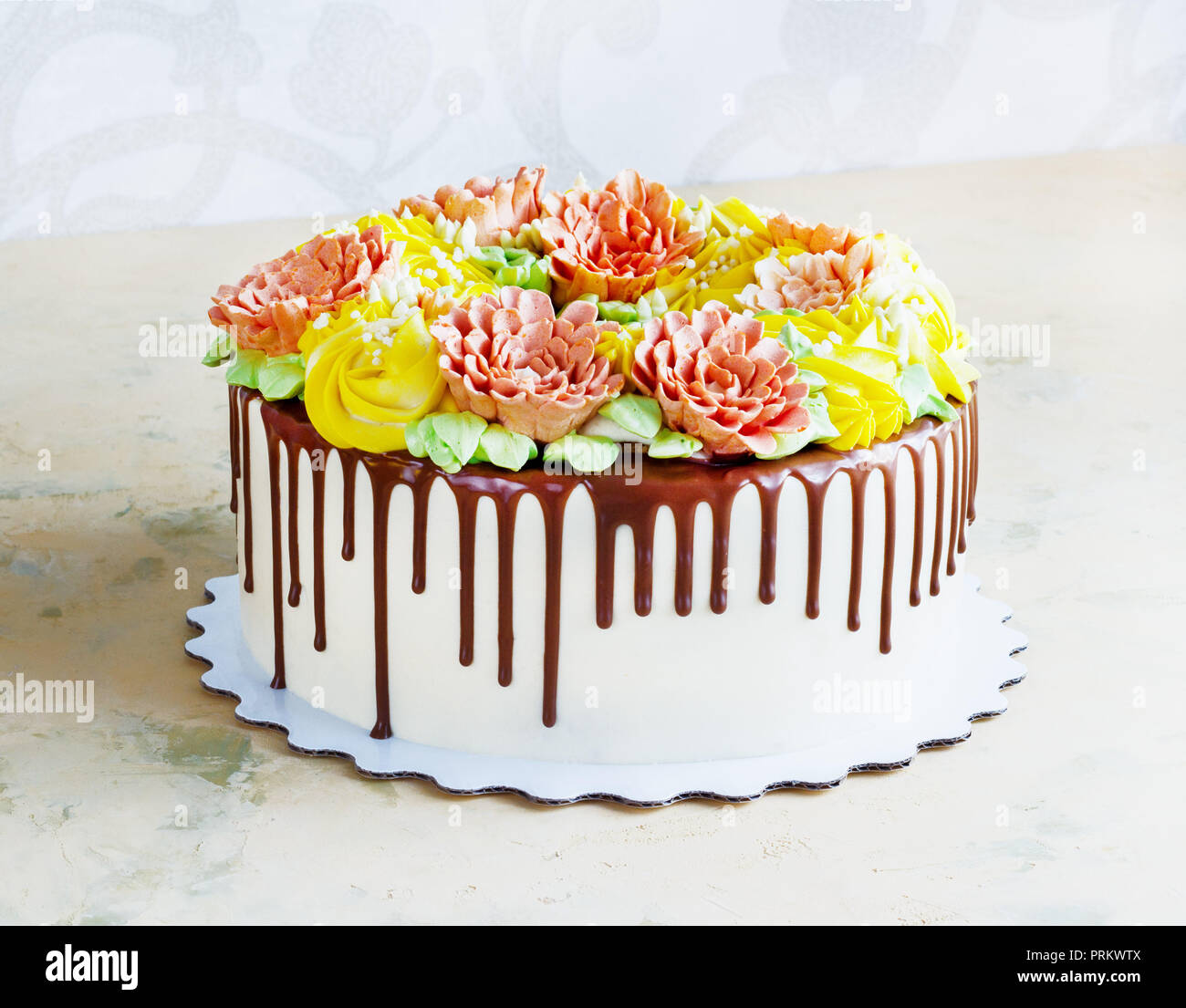 Gateau D Anniversaire Avec Des Fleurs Rose Sur Fond Blanc Photo Stock Alamy Gateau D Anniversaire Avec Des Fleurs Rose Sur Fond Blanc Photo Stock Alamy