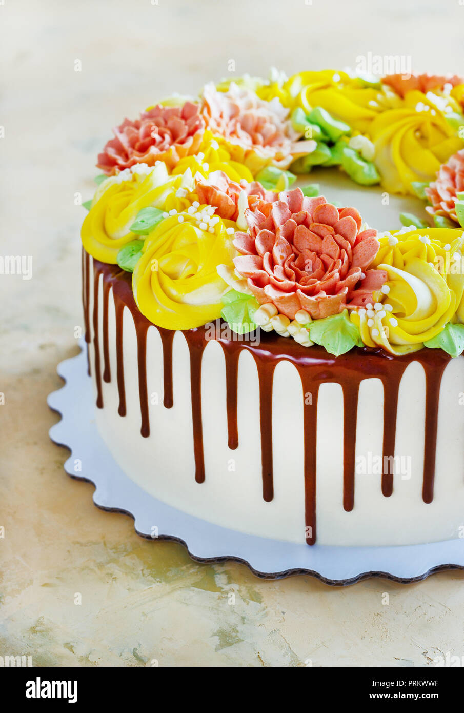 Gâteau d'anniversaire avec des fleurs rose sur fond blanc Banque D'Images