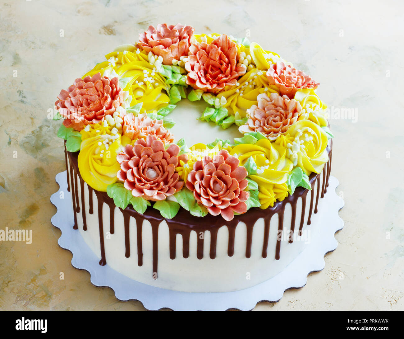 Gâteau Danniversaire Avec Des Fleurs Rose Sur Fond Blanc