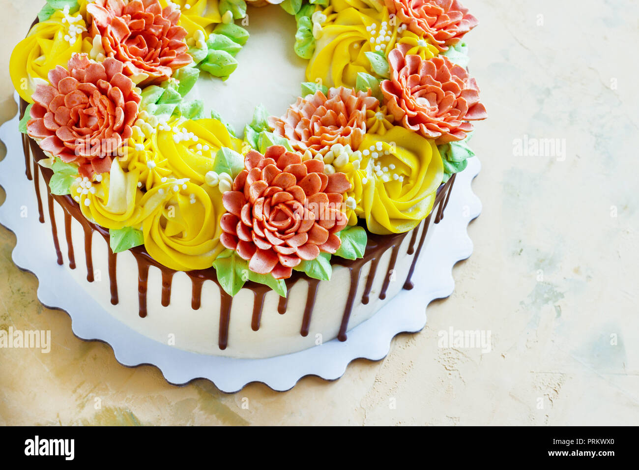 Gâteau d'anniversaire avec des fleurs rose sur fond blanc Banque D'Images